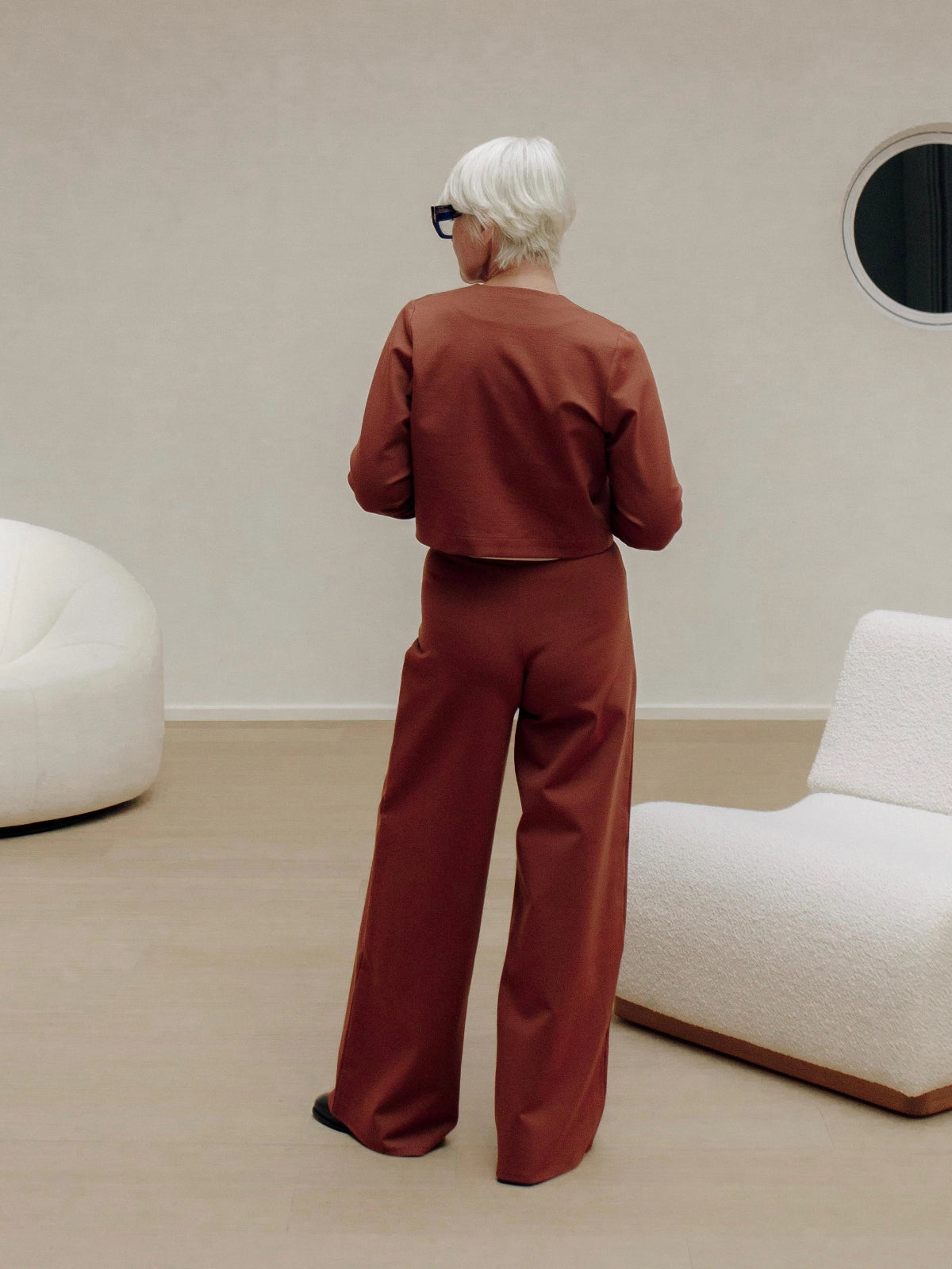 Modische Hosen- und Cardigan -Kombination in Pecan von hinten